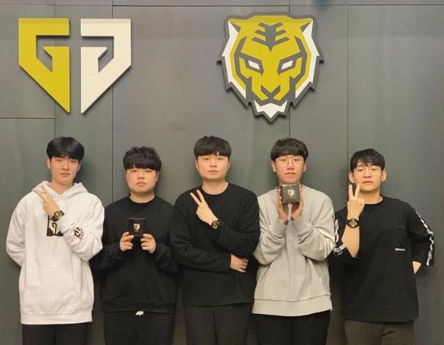 展现了他在 展现了他在